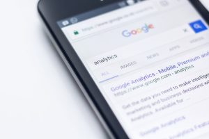 celular mostrando busqueda en google. marketing de performance